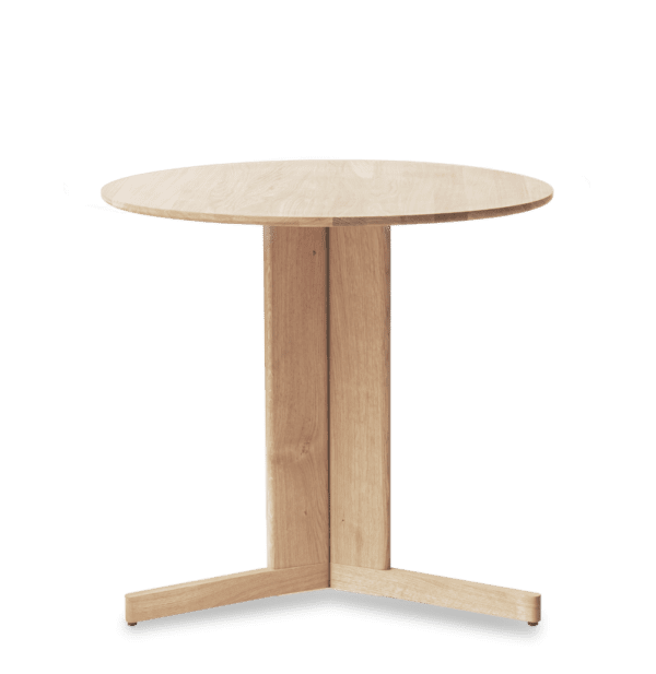 A FORM & REFINE - Trefoil Bord Ø75 med en rund top og en central piedestal base, sat mod en gennemsigtig baggrund.