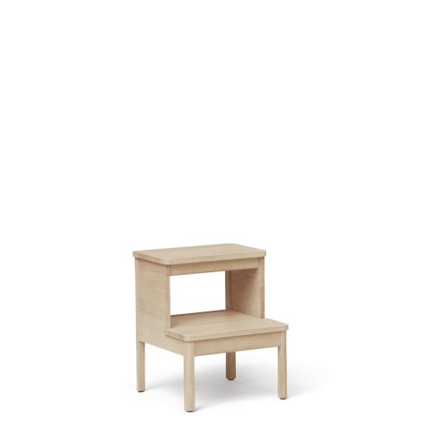 Et forenklet natbord i træ med en nederste hylde på en almindelig grøn baggrund. Møblerne, der repræsenterer moderne designmøbler, har en flad top og et delvist bagpanel.