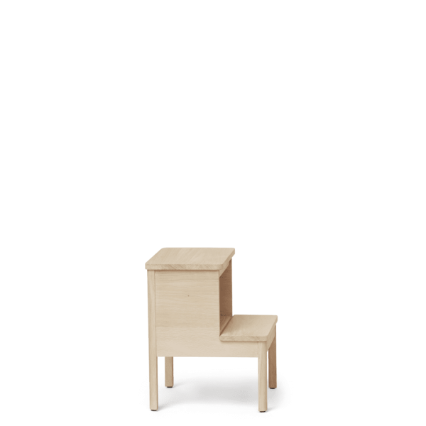 En enkel træstol med et integreret lille skrivebord på højre side, med TomorrowsDesign-æstetik, stående mod en solid grøn baggrund.