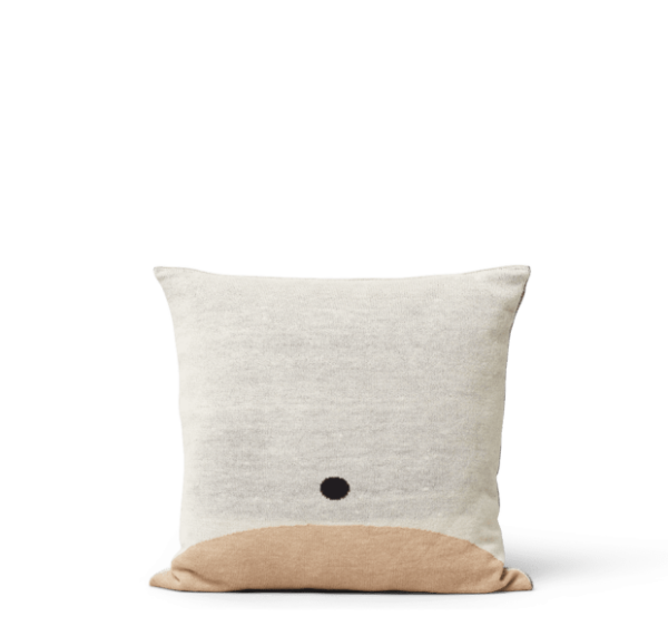A FORM & REFINE - Aymara Pude Mønster pyntepude med et enkelt sort prikdesign, placeret mod en solid mørk baggrund.