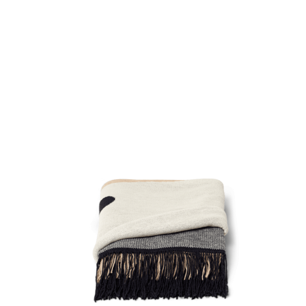 En stak af tre foldede tørklæder FORM & REFINE - Aymara Plaid Mønster 190x130 i creme, sorte og grå farver med frynsede kanter på en mørkegrøn baggrund. hvert tørklæde viser en anden tekstur og mønster.
