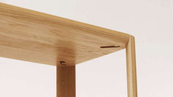 Nærbillede af et FORM & REFINE - Leaf Reol 1x2 hjørne, der viser åre og samlinger med synlige skruer til samling mod en almindelig baggrund.