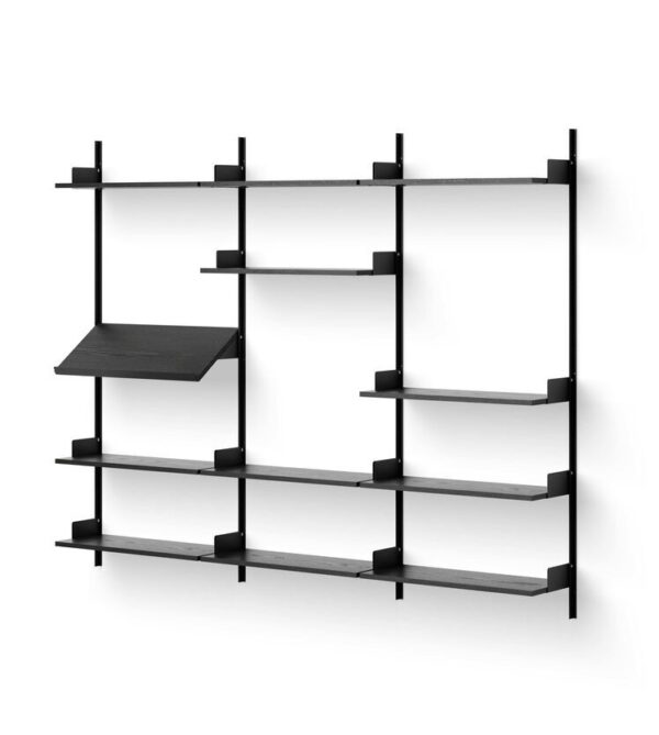 En stor, moderne vægmonteret reol med en sort metalramme og flere mørke træhylder af varierende længde, sat mod en almindelig hvid baggrund, der afspejler etos af TomorrowsDesign.