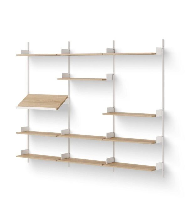 En minimalistisk vægmonteret reol med flere træhylder af varierende længde, understøttet af lodrette metalstænger, mod en almindelig hvid baggrund. Denne designmøbler er perfekt til moderne interiør.