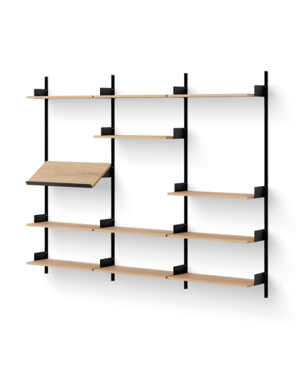 En moderne vægmonteret reol med sorte metalbeslag og træhylder, der kaster en blød skygge på en hvid baggrund, perfekt til ethvert TomorrowsDesign-inspireret interiør.