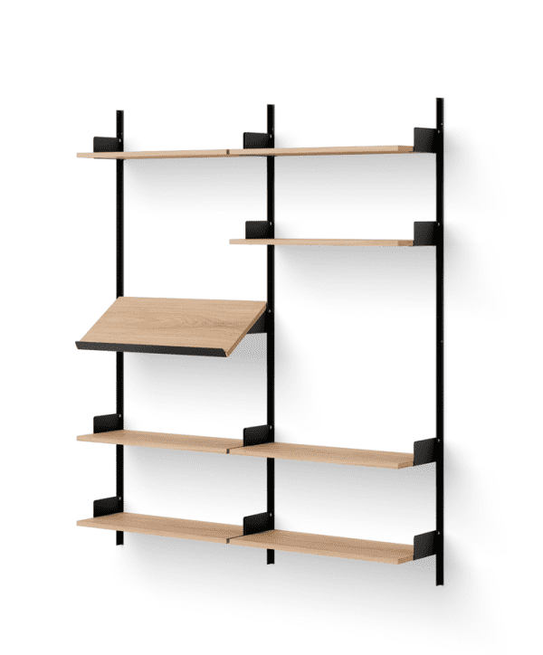 En moderne væghængt reol fra TomorrowsDesign med sorte metalbeslag og fire lyse træhylder, anbragt asymmetrisk mod en almindelig hvid baggrund.