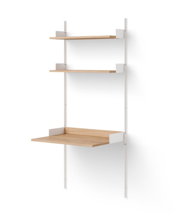 En minimalistisk vægmonteret studiehylde med tre træhylder i forskellige størrelser, understøttet af to lodrette hvide metalbeslag på en almindelig hvid baggrund.