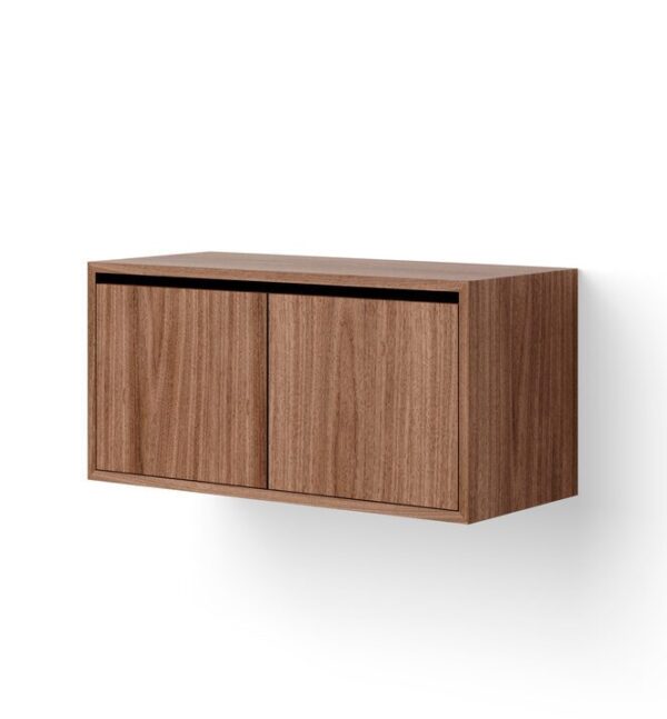 Et moderne NYVÆRK - Vægskab Lav M. Døre med skydedøre, vist mod almindelig hvid baggrund. skabets rige, mørke træstruktur fremhæver dets slanke, moderne design.