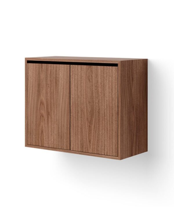 ET NYT VÆRK - Vægskab Tall M. Døre med to skydedøre monteret på en hvid væg, med et enkelt, moderne design med en glat valnød finish.