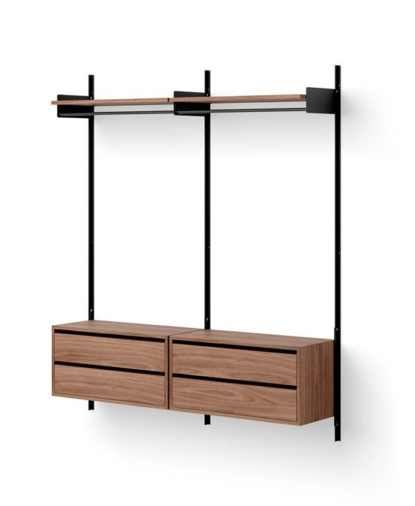 En moderne væghængt reol med sort metalramme og to træskabe med skuffer. strukturen er minimalistisk, med rene linjer mod en almindelig hvid baggrund. NYE VÆRK - Garderobehylde m. Skuffer