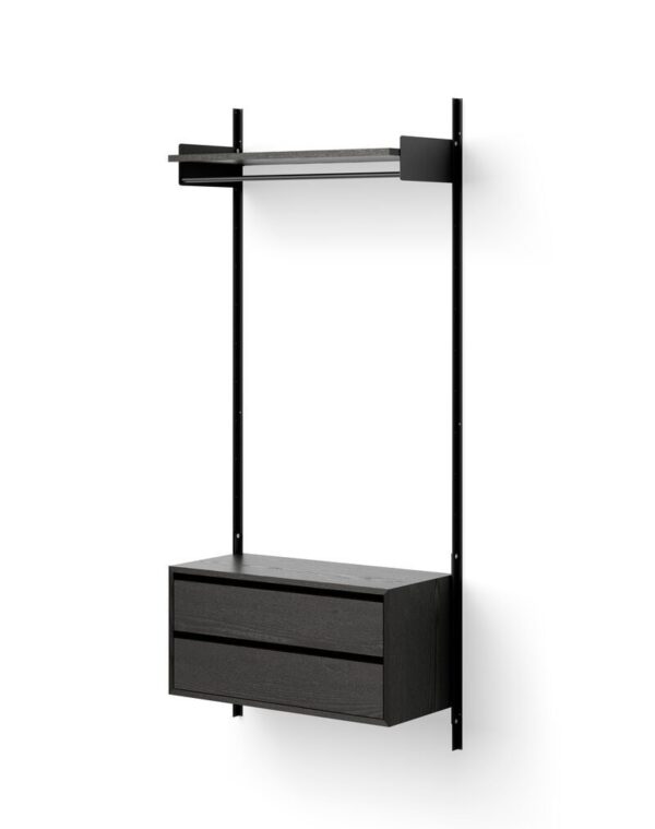 Et moderne, minimalistisk NYVÆRK - Garderobehylde m. Skuffer med en sort metalramme med en integreret bænk og en enkelt skuffe, sat mod en almindelig hvid baggrund.
