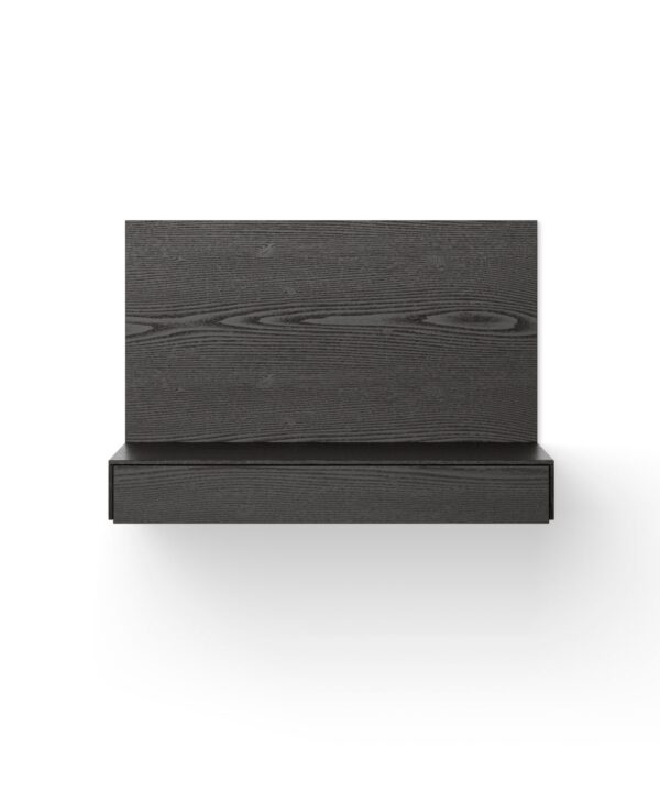 Et minimalistisk sort træ NYHED - Tana Væghængt Skrivebord på hvid baggrund, med et rent og enkelt design med synlig træstruktur.