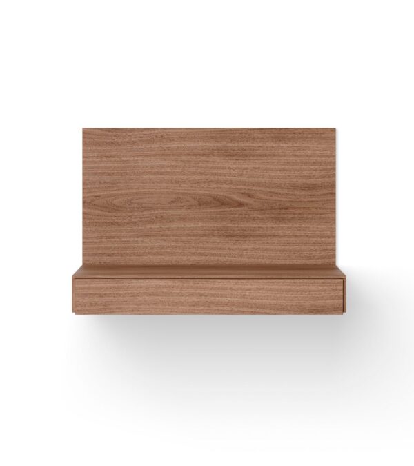 Et enkelt, NYT VÆRK - Tana Væghængt Skrivebord isoleret på en hvid baggrund, der viser et glat og sømløst design med en subtil træstruktur.