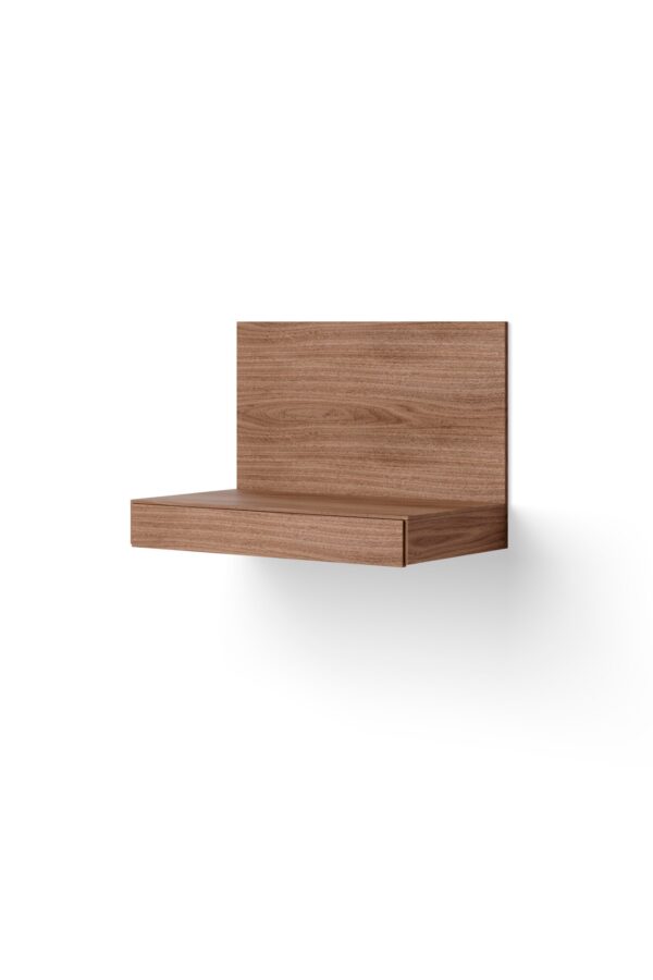 Et moderne Tana Væghængt Skrivebord med rene linjer og et enkelt, rektangulært design, præsenteret på en almindelig hvid baggrund. Tana Væghængt Skrivebord har en synlig skuffe til opbevaring.