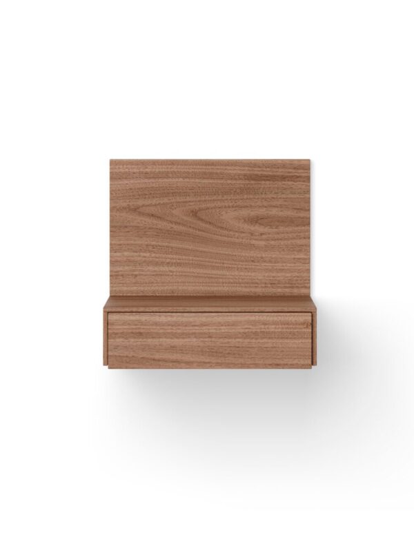 Et minimalistisk NYT VÆRK - Tana Væghængt Natbord med skuffe, monteret på hvid baggrund, set fra oven. hylden har et enkelt, moderne design med synlig træstruktur.