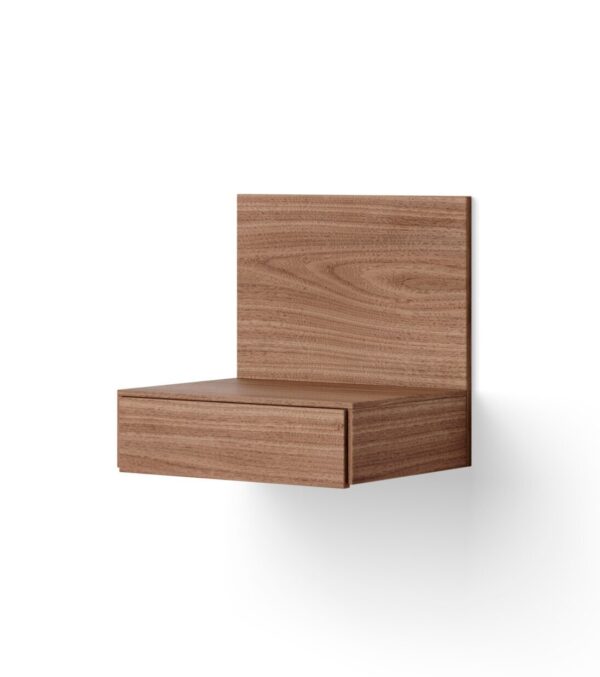 Et simpelt NYT VÆRK - Tana Væghængt Natbord isoleret på en hvid baggrund, der viser synlige træårer og et rent, minimalistisk design.