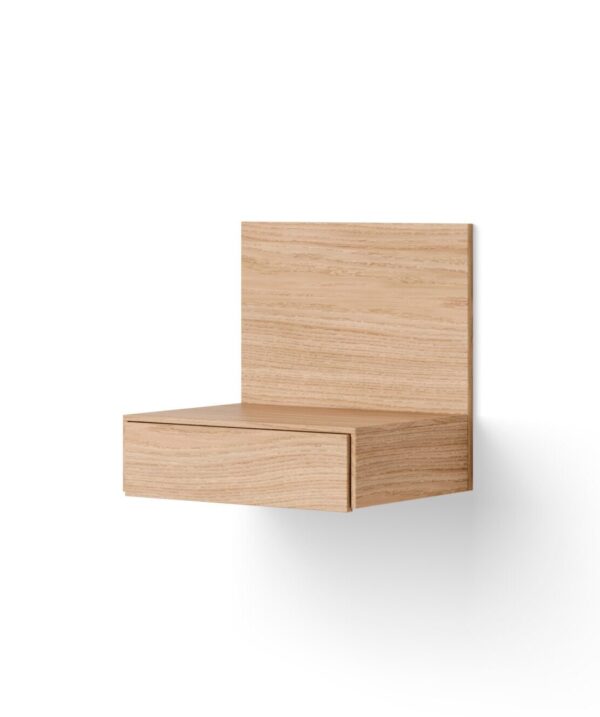 Et minimalistisk NYT VÆRK - Tana Væghængt Natbord med et enkelt design, monteret på en almindelig hvid baggrund. hylden fremstår robust, med en glat finish og synlig træstruktur.