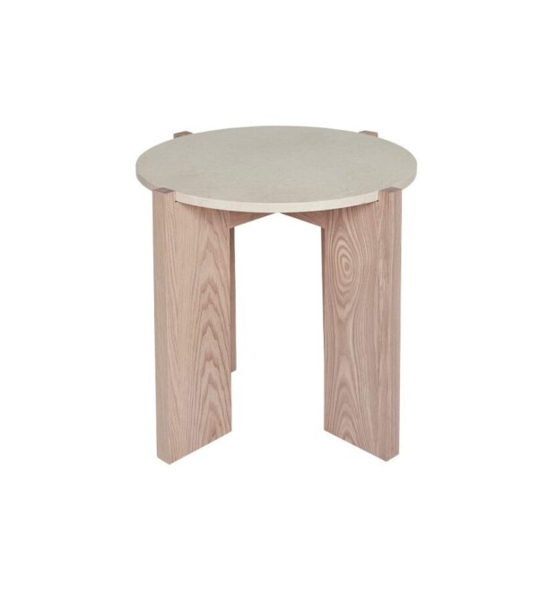 En lille, rund top OYOY - Lune Marmor Sofabord lavet af lyst træ, med et enkelt tre-benet design. skamlen står isoleret mod en almindelig hvid baggrund, hvilket fremhæver dens minimalistiske æstetik.