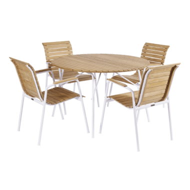 MANDALAY – Magnolia & Bellevue Havesæt Ø110, et rundt udendørs træbord med lameldesign og hvidt metalstel, er parret med fire matchende træstole, hver med hvide metalben og armlæn. Sættet er arrangeret i en enkel og minimalistisk stil mod en almindelig hvid baggrund.