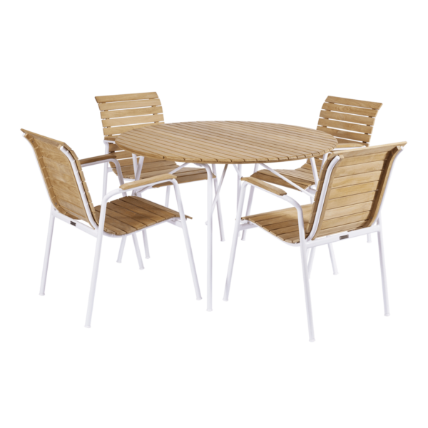 MANDALAY – Magnolia & Bellevue Havesæt Ø110, et rundt udendørs træbord med lameldesign og hvidt metalstel, er parret med fire matchende træstole, hver med hvide metalben og armlæn. Sættet er arrangeret i en enkel og minimalistisk stil mod en almindelig hvid baggrund.