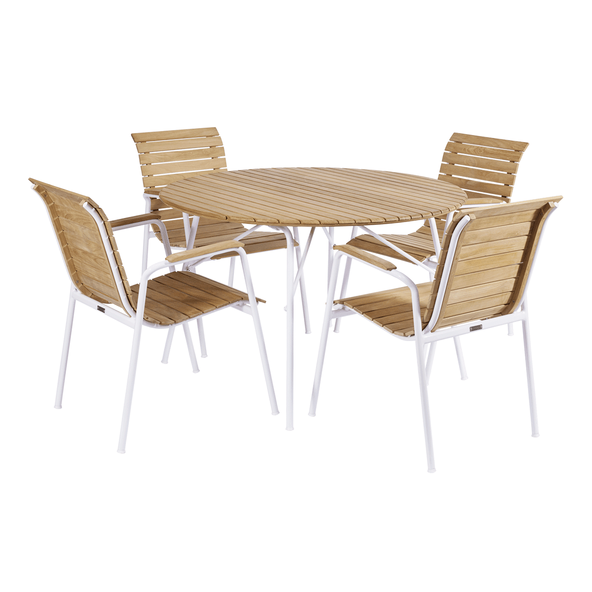 MANDALAY – Magnolia & Bellevue Havesæt Ø110, et rundt udendørs træbord med lameldesign og hvidt metalstel, er parret med fire matchende træstole, hver med hvide metalben og armlæn. Sættet er arrangeret i en enkel og minimalistisk stil mod en almindelig hvid baggrund.