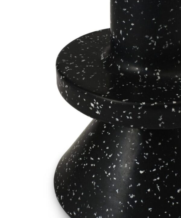 Et nærbillede af en NORMANN COPENHAGEN - Bit Barstool 65, der viser den teksturerede overflade og det kurvede design. vasen har en fremtrædende bund og en indsnævrende midterdel.
