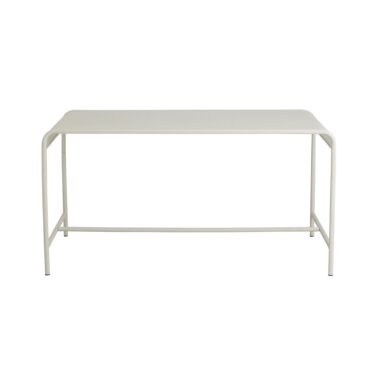 Et minimalistisk udendørsbord i hvidt metal med en rektangulær plade og fire lige ben. Nordal A/S BRENTA udendørs bord - elfenben har et enkelt og moderne design, med tynde ben og en forstærkningsstang mellem benene for øget stabilitet. Bordet er isoleret mod en hvid baggrund.