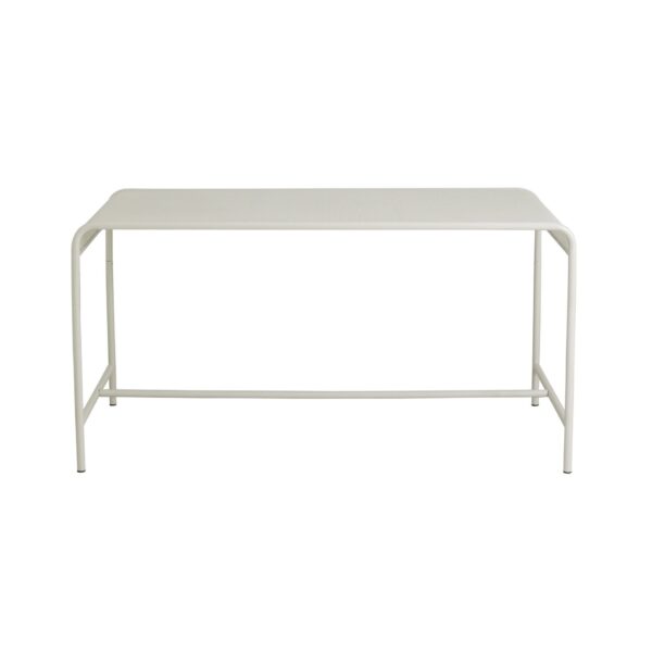 Et minimalistisk udendørsbord i hvidt metal med en rektangulær plade og fire lige ben. Nordal A/S BRENTA udendørs bord - elfenben har et enkelt og moderne design, med tynde ben og en forstærkningsstang mellem benene for øget stabilitet. Bordet er isoleret mod en hvid baggrund.