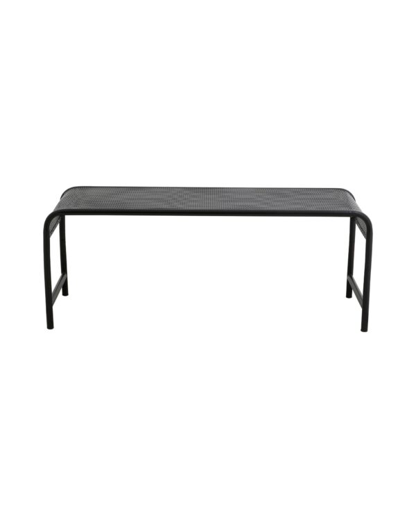 En Nordal A/S BRENTA udendørs bænk - sort med perforeret sæde og rektangulært design. Bænken har en enkel, moderne æstetik med fire slanke ben, der giver støtte i hvert hjørne. Sæde og stel er lavet af samme metalmateriale.