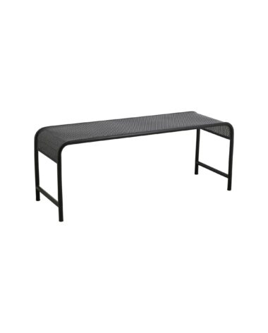 En Nordal A/S BRENTA udendørs bænk - sort med minimalistisk design. Bænken har et perforeret sæde og en enkel rektangulær ramme med afrundede hjørner. Den har fire ben og ingen ryglæn eller armlæn.