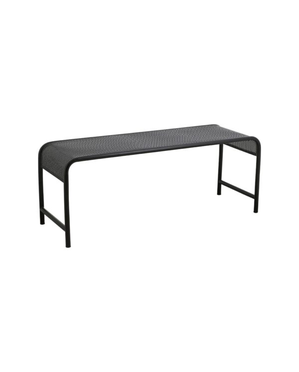En Nordal A/S BRENTA udendørs bænk - sort med minimalistisk design. Bænken har et perforeret sæde og en enkel rektangulær ramme med afrundede hjørner. Den har fire ben og ingen ryglæn eller armlæn.