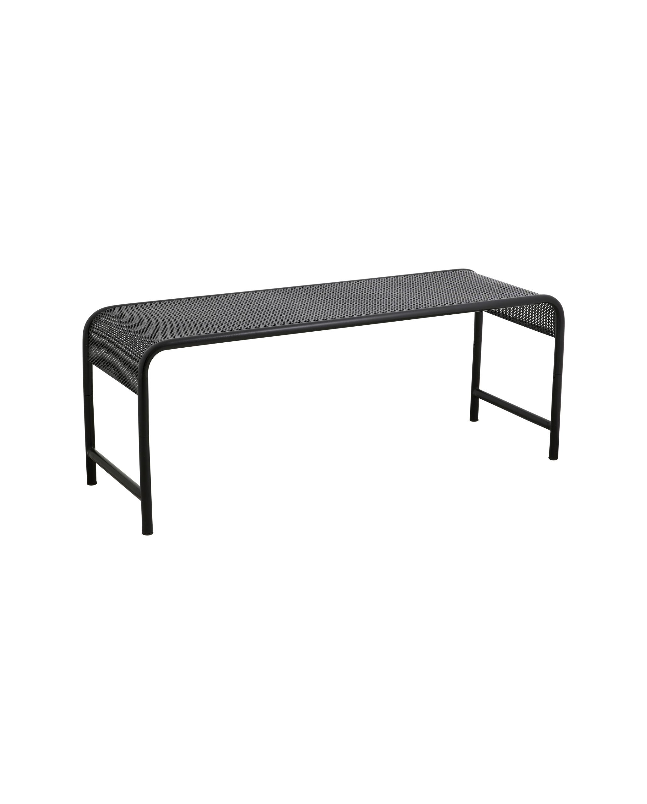 En Nordal A/S BRENTA udendørs bænk - sort med minimalistisk design. Bænken har et perforeret sæde og en enkel rektangulær ramme med afrundede hjørner. Den har fire ben og ingen ryglæn eller armlæn.