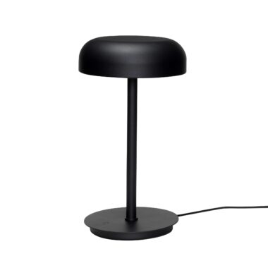 En moderne sort skrivebordslampe med en afrundet skærm og et slankt stativ, sat mod en almindelig hvid baggrund med en synlig sort strømledning, der strækker sig fra bunden.