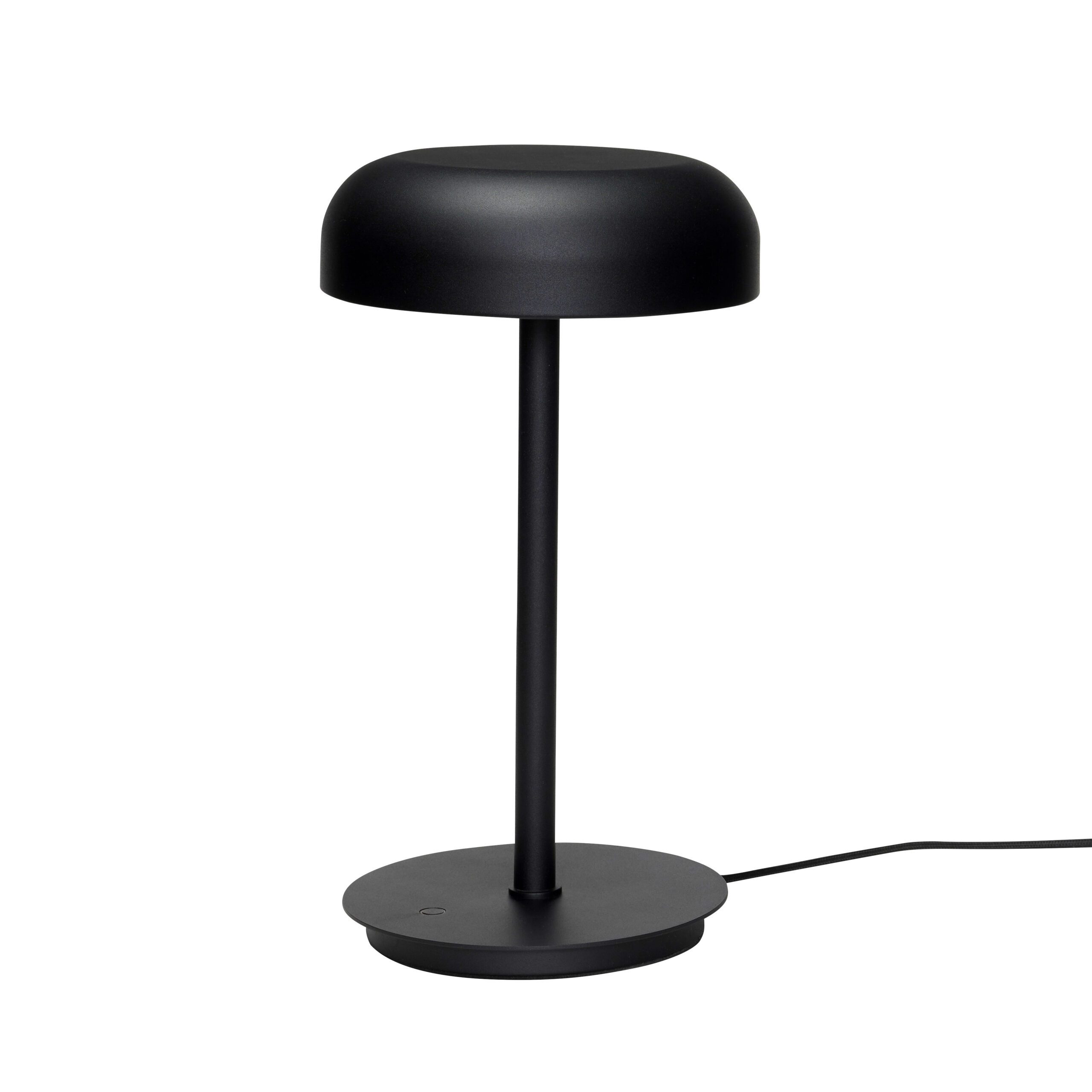 En moderne sort skrivebordslampe med en afrundet skærm og et slankt stativ, sat mod en almindelig hvid baggrund med en synlig sort strømledning, der strækker sig fra bunden.