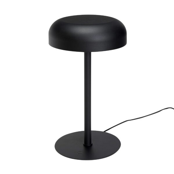 En moderne bordlampe i sort metal med en rund kuppelskærm, slank stilk og cirkulær base, afbilledet på en hvid baggrund med en synlig strømledning.