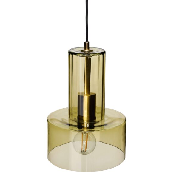 En moderne pendel med en cylindrisk, ravfarvet glasskærm og en synlig pære, ophængt i en sort netledning mod en hvid baggrund.