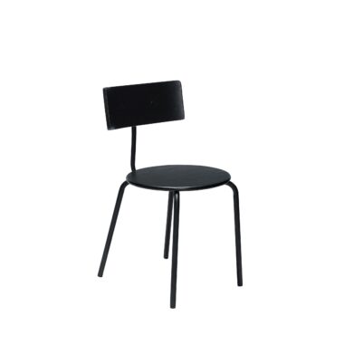 En minimalistisk sort stol med et afrundet sæde og et rektangulært ryglæn, sat mod en hvid baggrund. stolen har fire slanke, let vinklede metalben.