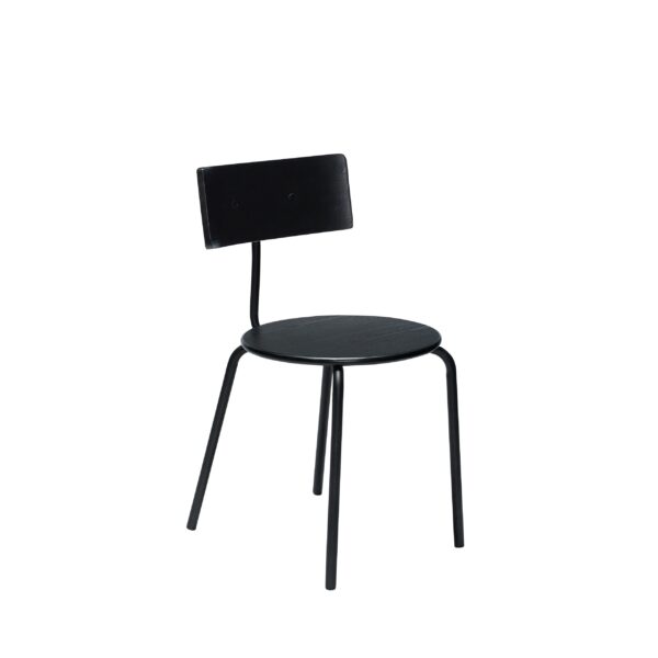 En minimalistisk sort stol med et afrundet sæde og et rektangulært ryglæn, sat mod en hvid baggrund. stolen har fire slanke, let vinklede metalben.