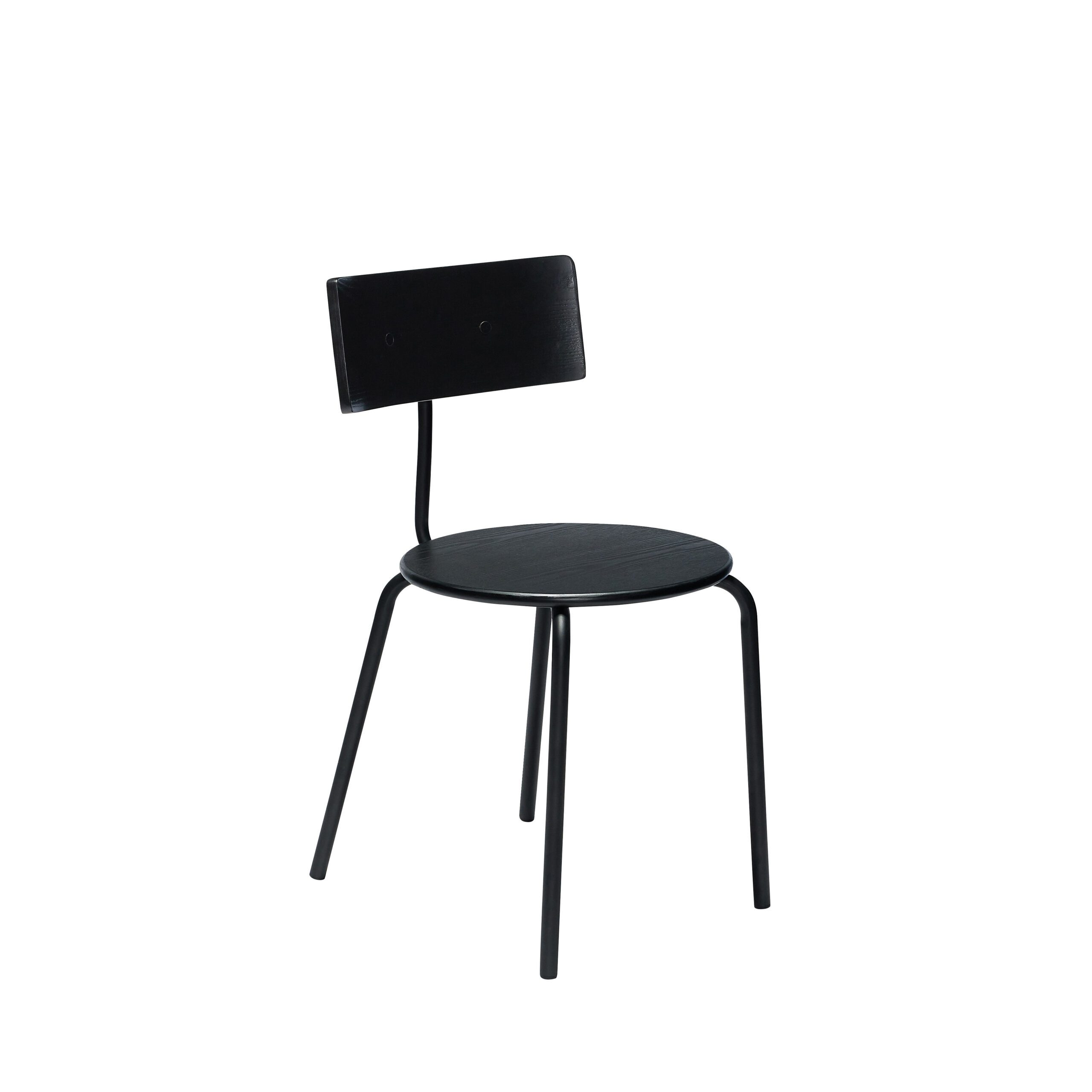 En minimalistisk sort stol med et afrundet sæde og et rektangulært ryglæn, sat mod en hvid baggrund. stolen har fire slanke, let vinklede metalben.