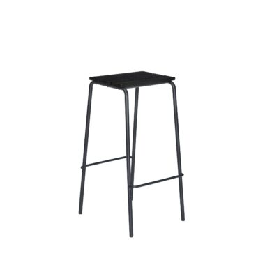 En sort metal barstol med et minimalistisk design og fire slanke ben, med et firkantet, tekstureret sæde og en fodstøtte. skamlen er sat mod en almindelig hvid baggrund.