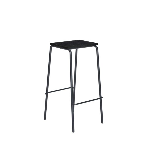 En sort metal barstol med et minimalistisk design og fire slanke ben, med et firkantet, tekstureret sæde og en fodstøtte. skamlen er sat mod en almindelig hvid baggrund.