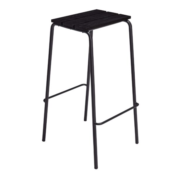 En sort metal barstol med firkantet træsæde og slanke ben mod hvid baggrund.