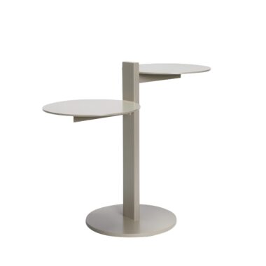 Et moderne, to-etages sidebord med cirkulære plader og en central støttesøjle, alt i en neutral beige farve, sat mod en almindelig hvid baggrund.