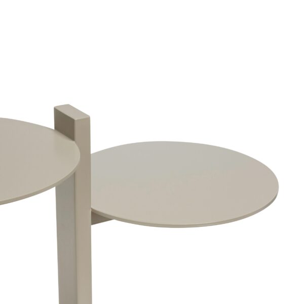 Et minimalistisk beige sidebord med en cirkulær plade og en rektangulær lodret støtte, isoleret mod en almindelig lys baggrund.