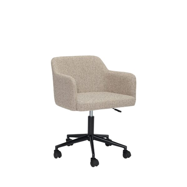 Moderne kontorstol med beige polstring og sort hjulbase, med armlæn og højdejusteringshåndtag, isoleret på hvid baggrund.