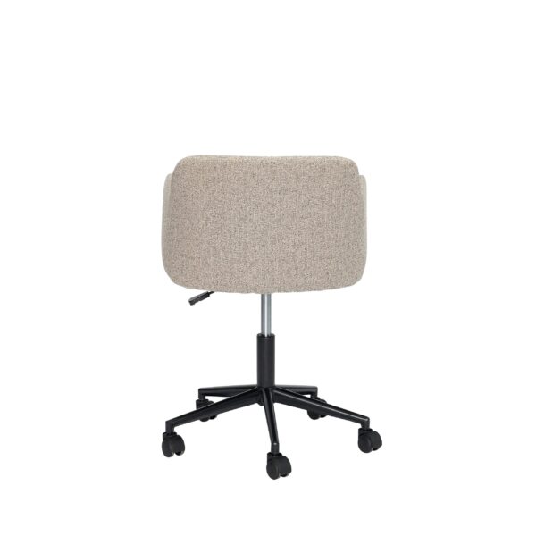 En moderne kontorstol med beige polstret sæde og ryglæn, sat på en sort femhjuls base med højdejusteringshåndtag, isoleret på hvid baggrund.