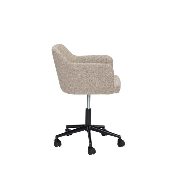 En moderne kontorstol med beige stofbetræk og sort justerbar drejefod, isoleret på hvid baggrund.