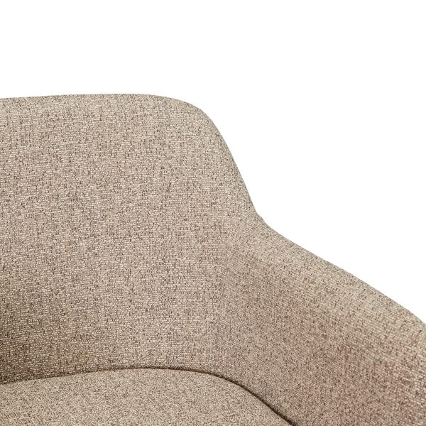 Nærbillede af en beige tekstureret stofpolstret stol, der viser detaljer af armlæn og ryglæn mod en hvid baggrund.