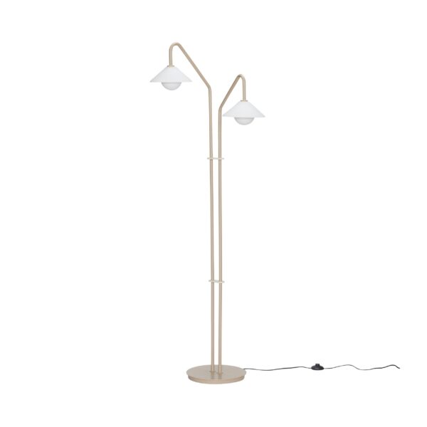 En moderne gulvlampe med guldfinish, med to justerbare hvide lampeskærme på buede arme, en cirkulær base og en integreret gulvkontakt på ledningen.