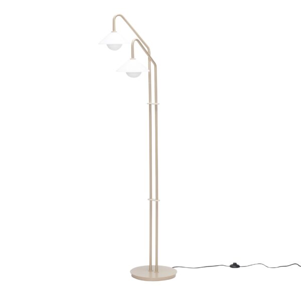En høj, stående gulvlampe med en buet top og tre hvide lampeskærme pegende nedad. lampen har en metallisk finish og en cirkulær base, med en synlig strømledning, der strækker sig fra bunden.